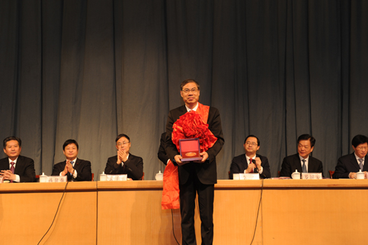 新和成在縣經(jīng)濟(jì)工作會議上獲多項榮譽(yù).JPG